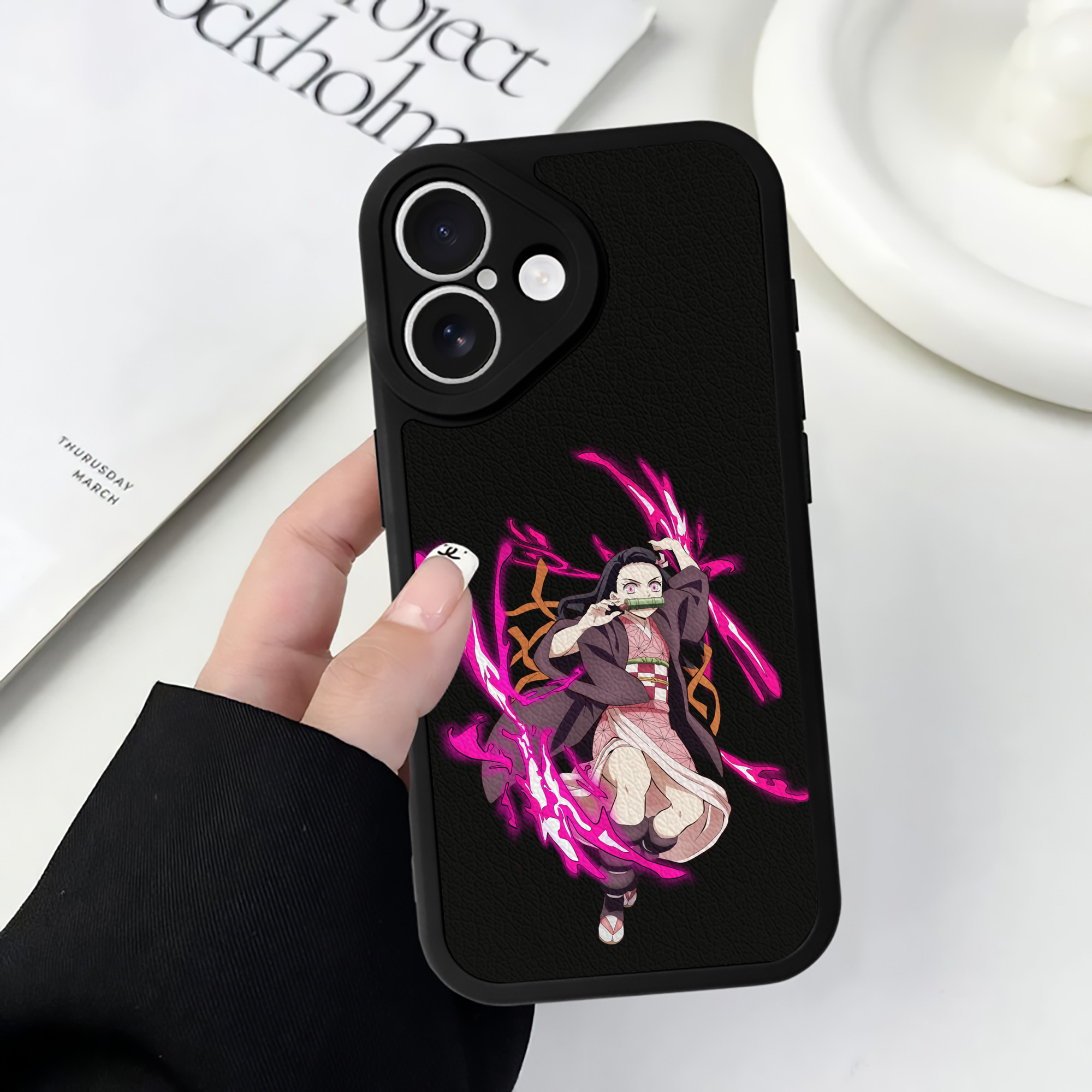（画像用） 鬼滅の刃（きめつのやいば）竈門 禰󠄀豆子／かまど ねずこ Kamado Nezuko 【iPhone 16シリーズ対応】シリコンスマホケース（レザー調） 材質：シリコン